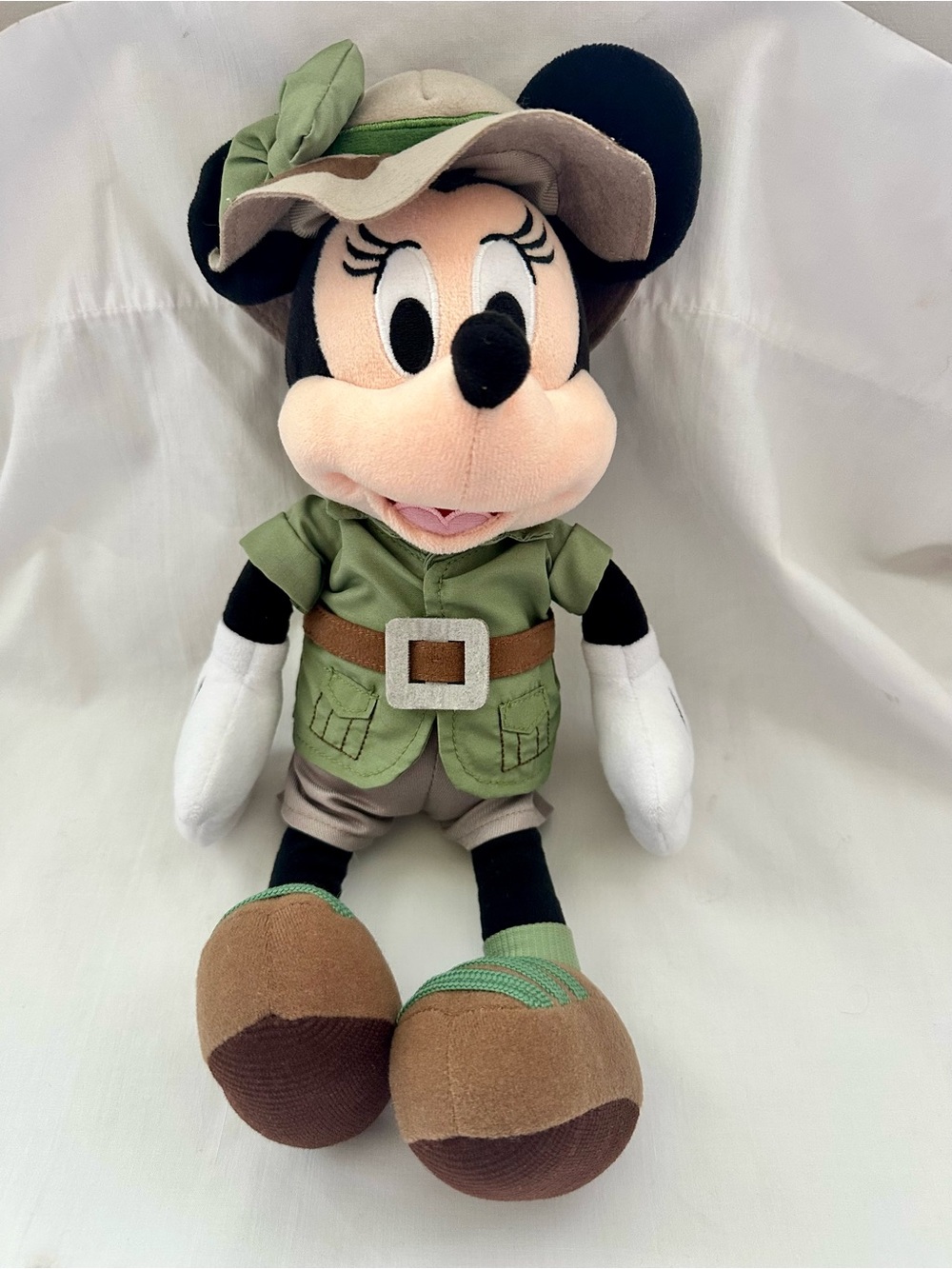 Disney Animal Kingdom Safari Minnie Mouse Plush in Green Explorer Outfit 13 in